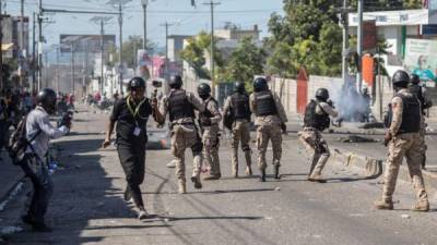 Manifestantes de la oposición han tenido varios enfrentamientos con la policía, como en este caso en la ciudad capital de Puerto Príncipe.