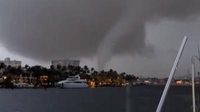 Momento en el que se está formando el tornado y es grabado por varias personas.