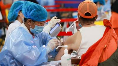 China avanza en su campaña de inmunización con sus propias vacunas de Sinovac y Sinopharm./AFP.
