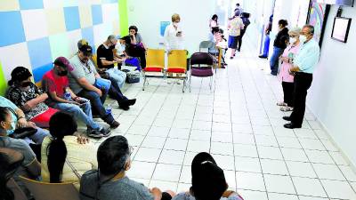 <b>Pacientes de oncología del San Felipe esperan ser atendidos en el centro contra el cáncer Emma Romero.</b>