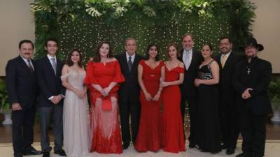 El director José Francisco Saybe en compañía del elenco de la obra “El diario de Ana Frank”