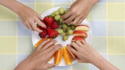 Es importante que los niños y adolescentes consuman muchas frutas.