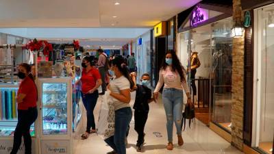 Muchos ciudadanos de diferentes municipios visitan los centros comerciales durante esta temporada para hacer sus compras. Fotos: José Cantarero.