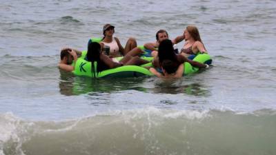 Pese al aumento de casos de coronavirus en Florida, miles de jóvenes disfrutaron de las playas este fin de semana festivo en EEUU./AFP.