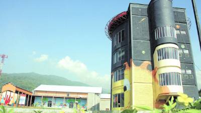 El Museo para la Infancia está ubicado en la salida sur de la ciudad.