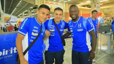 Andy Nájar, Roger Rojas y Wilmer Crisanto posan antes de viajar rumbo a México.