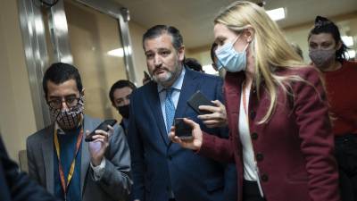 El senador republicano, Ted Cruz, llega para integrarse a las sesiones de la Cámara alta que buscan evitar el cierre de Gobierno.