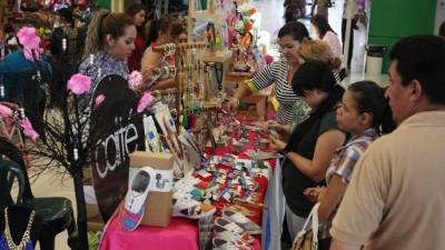 Por falta de financiamiento, los mipymes no pueden rentar un local y deben aprovechar las ferias. Foto: Melvin Cubas.