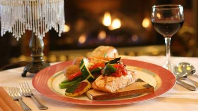 El diabético debe controlar las porciones de comida y no repetir.