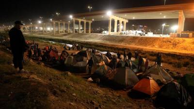 Cientos de migrantes venezolanos improvisaron un campamento a orillas del Río Bravo, a la espera de cruzar a EEUU.