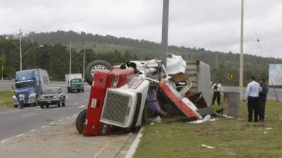 La rastra chocó contra un poste.