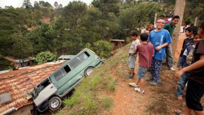 El automotor recorrió alrededor de diez metros y cayó sobre el techo de la casa sin que resultaran personas lesionadas.