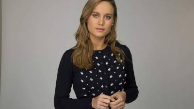 La joven dice que su primer profesor de actuación le dijo que se sentara sobre las manos y actuara con el rostro.