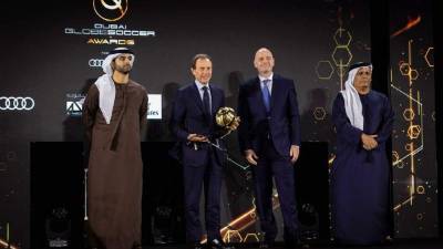 Emilio Butragueño recogió el premio para el Real Madrid como el mejor club del siglo XXI.