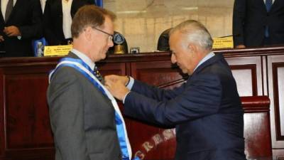 Al lado izquierdo el embajador de EUA en Honduras, James Nealon, siendo condecorado con la Gran Cruz con Placa de Oro por el presidente del Congreso Nacional de Honduras, Mauricio Oliva.