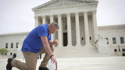 La Corte Suprema de EEUU falló favor de un entrenador de fútbol americano que fue suspendido de su trabajo en un colegio por negarse a dejar de orar con sus jugadores tras los partidos.