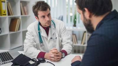 El médico debe orientar al hombre sobre el autoexamen de testiculo.