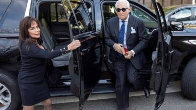 Roger Stone (d), exasesor del presidente de EE.UU., Donald Trump, fue registrado este viernes al llegar con su esposa, Nydia (i), a la segunda audiencia pública en la investigación de la Cámara Baja para decidir si abre un juicio político a Trump, en Washington DC (EE.UU.). Stone ha sido acusado de siete cargos de obstrucción de la justicia, declaraciones falsas y manipulación de testigos. EFE/Erik S. Lesser