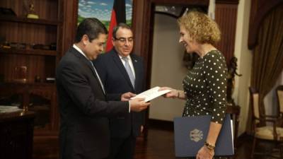 La embajadora de Alemania, Beatrix Christina Kania, entrega sus credenciales al presidente Juan Orlando Hernández.
