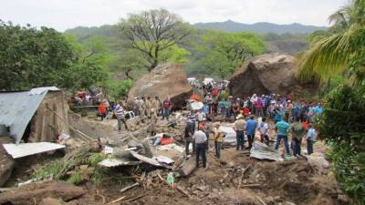 Enormes rocas de unos 15 metros de altura cayeron del cerro Los Alpes, lo que dejó una estela de destrucción y muerte.