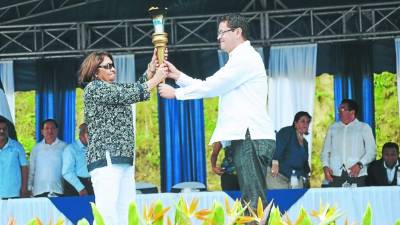 Marlon Escoto entrega la antorcha a su homóloga Miriam Rodríguez, de Nicaragua.