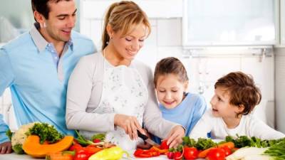 Prepare comidas saludables que incluyan muchas frutas y verduras.