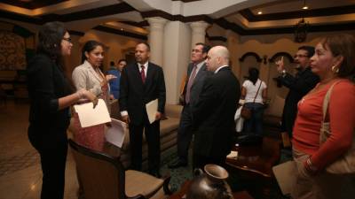 Varios de los candidatos que habían quedado al margen en las pruebas preliminares fueron convocados ayer a un hotel de la capital para someterse a la prueba del polígrafo y seguir participando en el proceso.