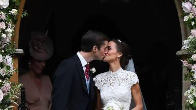 Pippa Middleton, cuñada del príncipe Guillermo, se casó con el financiero James Matthews en una ceremonia privada en una capilla inglesa del siglo XII, en la que el príncipe Jorge actuó de paje y la pequeña Carlota fue dama de honor.