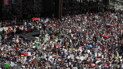 La multitud partió en silencio con su protesta a través del centenario Brooklyn Bridge hasta el edificio que alberga la corte federal, en Brooklyn.