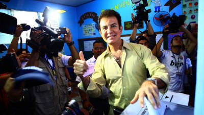 El candidato del Partido Anticorrupción (PAC), Salvador Nasralla, posó para los lentes de los camarógrafos de todo el país, en Tegucigalpa, Honduras.