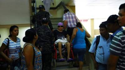 Estamujer ensillade ruedas fue cargadadospisos.