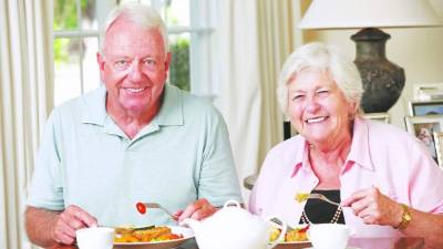 El hipertenso debe seguir una alimentación balanceada y establecer cinco comidas diarias.