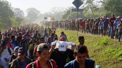 La protesta de los migrantes duró poco más de una hora y al no cumplirse sus demandas manifestaron su inconformidad con gritos y derribo de vallas.