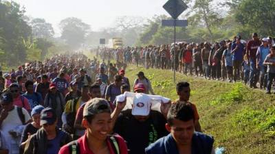 La protesta de los migrantes duró poco más de una hora y al no cumplirse sus demandas manifestaron su inconformidad con gritos y derribo de vallas.