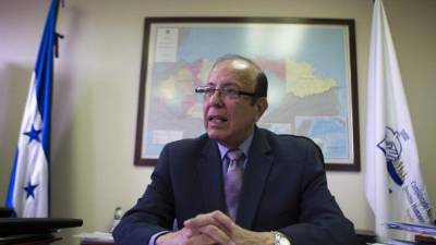 TG6001. TEGUCIGALPA (HONDURAS) 27/08/2016.- Fotografía fechada el 12 de agosto de 2016 en Tegucigalpa del Comisionado de los Derechos Humanos de Honduras, Roberto Herrera. La impunidad que prevalece en Honduras y la corrupción se han convertido en los principales obstáculos para el desarrollo sostenible del país, al reinar sobre los derechos de la población, dijo en entrevista con Efe Herrera. 'Lo que estamos perdiendo en esfuerzos combatiendo estos fenómenos (corrupción e impunidad) lo podríamos estar aplicando en una fase al desarrollo de nuestros municipios y de nuestra nación', expuso. Aseguró que 'no puede haber un Estado de Derecho' cuando 'más del 80 %' de los crímenes quedan impunes' en Honduras, por la poca capacidad de investigación de las instituciones. EFE/Gustavo Amador