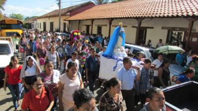 Feligreses en el recorrido.