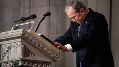 El expresidente estadounidense se quebró durante el homenaje a su padre en la Catedral Nacional./AFP.