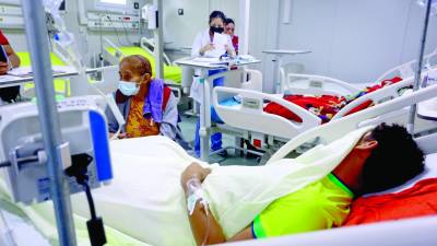 <b>Una mujer acompaña a su hijo en la sala de dengue habilitada en el hospital móvil del Mario Catarino Rivas. Foto: Moisés Valenzuela.</b>