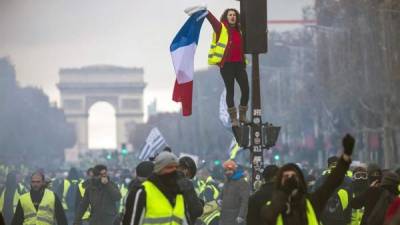 Las fuerzas del orden francesa lanzaron hoy en París gases lacrimógenos y utilizaron un cañón de agua para rechazar el avance de miles de personas que se manifestaban contra el alza de los carburantes, los llamados 'chalecos amarillos', que trataban de acercarse al palacio del Elíseo, residencia presidencial. EFE
