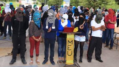 Los estudiantes leyeron un comunicado exigiendo los cambios.