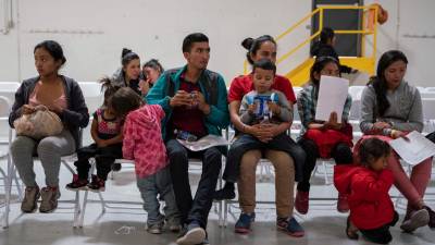 Familias migrantes detenidos en la frontera de Estados Unidos.