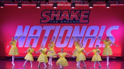Hermosas y delicadas, así lucían las pequeñas bailarines de la Academia Bellas Artes en el evento, Shake the Ground.