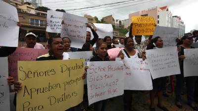 Los pacientes renales han presionado con protestas al Gobierno.