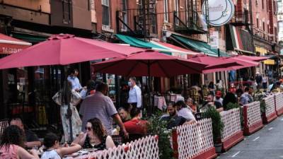 La gente cena al aire libre en la ciudad de Nueva York. AFP