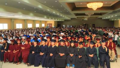 Con cantos y bailes entregaron los certificados.