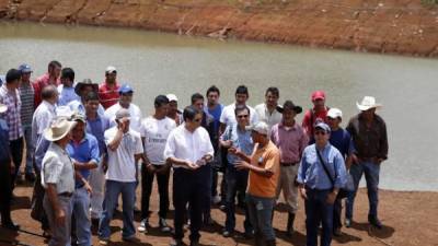 El presidente Hernández visitó el fin de semana los reservorios de agua construidos en la montaña de Azacualpa.