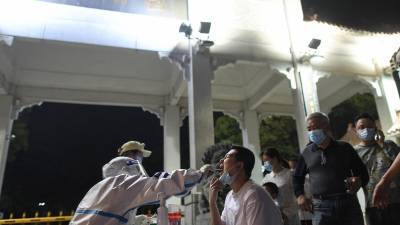 China realiza testeos masivos tras nuevos brotes de covid 19 por la variante ómicron.