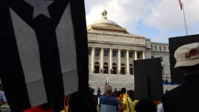 Aparte de los veintiún policías también se reporta a un fotoperiodista herido.Foto:EFE.