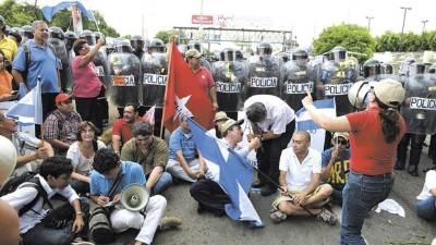 La policía impidió que los marchantes llegasen hasta la sede del organismo electoral. Foto: Cortesía La Prensa (Nicaragua).