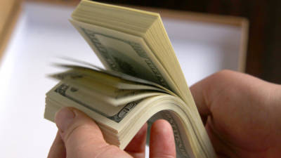 Paquete de dólares en manos de fotos Temas de dinero